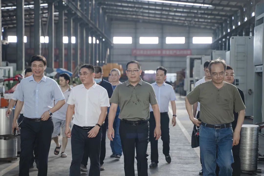衡東縣縣委副書記、縣長對朝陽集團自動化生產線進行視察